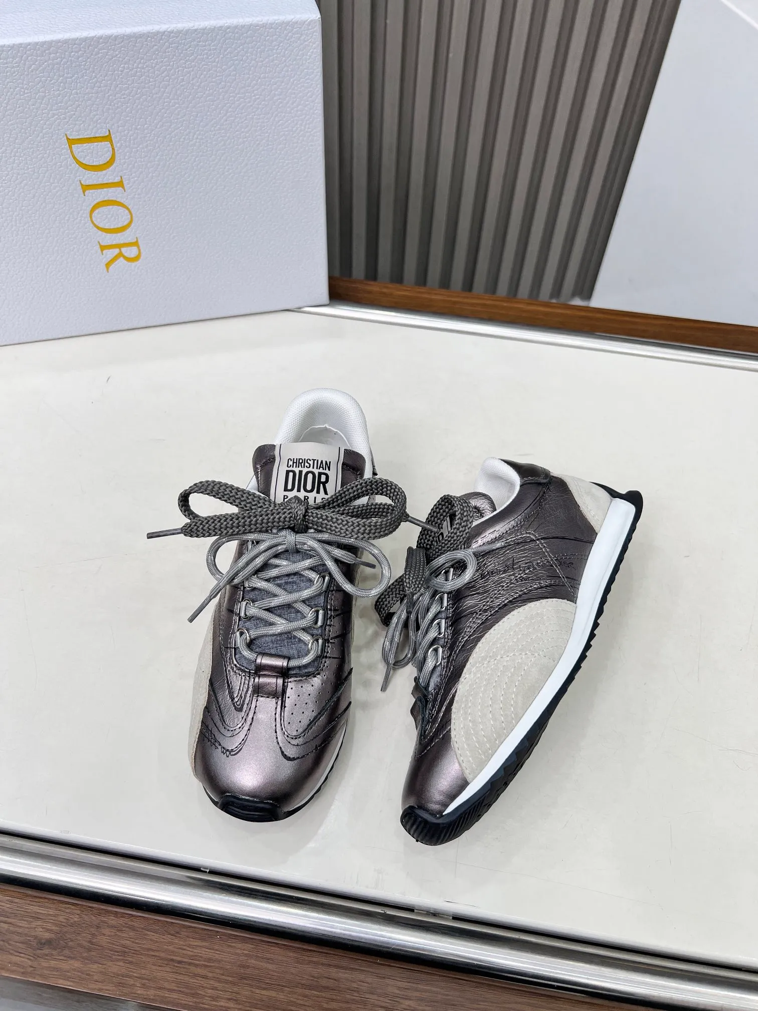 👟👟Ex-factory price 560👟👟 This D-Sketch sneaker is a new product of the 2025 spring and summer ready-to-wear series, highlighting the classic retro aesthetics. Crafted from gold-tone crinkled sheepskin and gold-toned laminated calfskin, it features a printed logo inspired by the shoe's production stages, as well as beige suede calfskin panels and double laces. Hand-written Christian Dior Paris signature on the side, Christian Dior Paris signature panels and plaques on the heel and tongue. Paired with two-tone slim rubber soles, they add a touch of couture to any casual look. Code number: 35~45 Color: black white gold silver